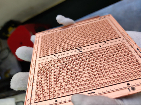 Seri Numarası İçin 405 Nm / 25-50 W Yüksek Hassasiyetli Lazer Doğrudan Baskı Makinesi